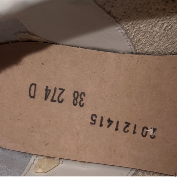 Golden Goose Superstar - Brand New NWT
In box with passport and dust bag - Picture 9 of 10